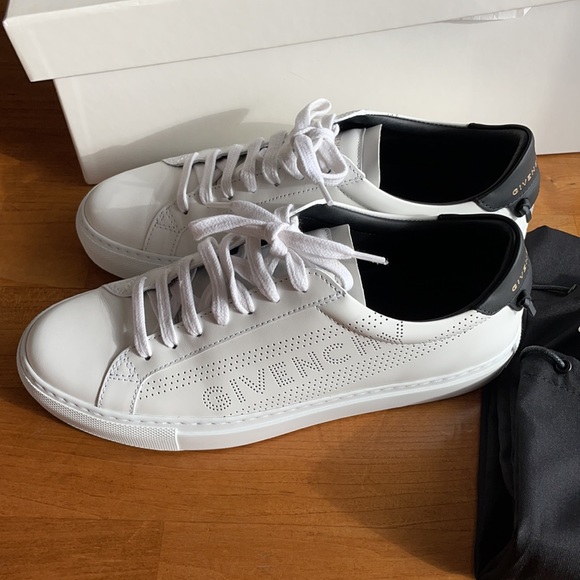 Sneakers - Picture 4 of 10